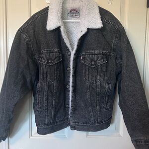 Vintage 1990’s Men’s Levi’s white Sherpa trucker denim jacket.